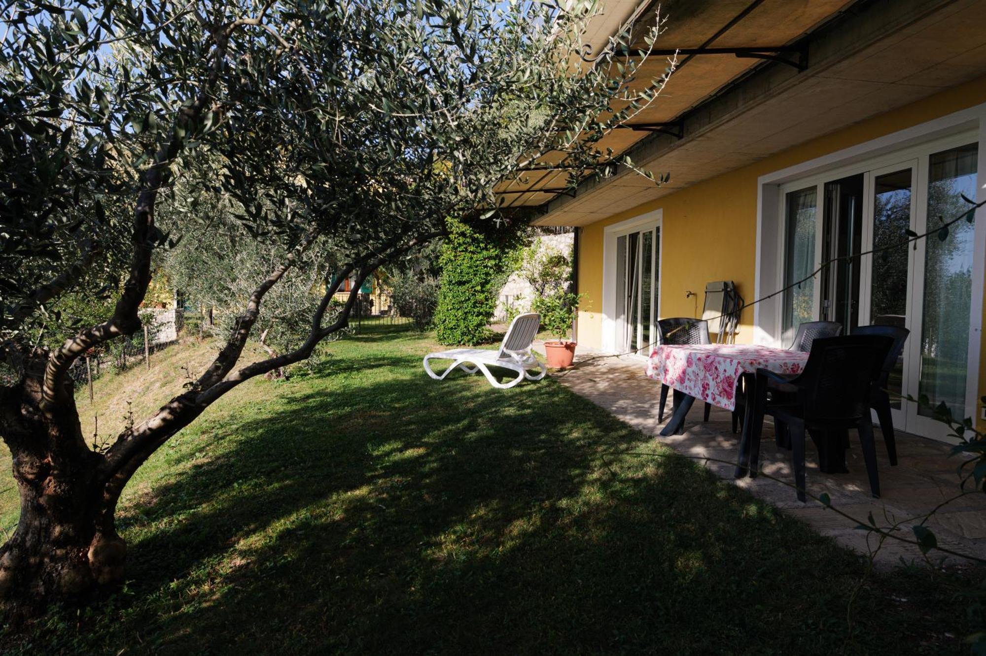 Casa Navla' Appartamenti "Ulivi"- "Fiori" -"Velieri"-"Luna"-"Nido"-"Taverna" Tignale Exterior photo