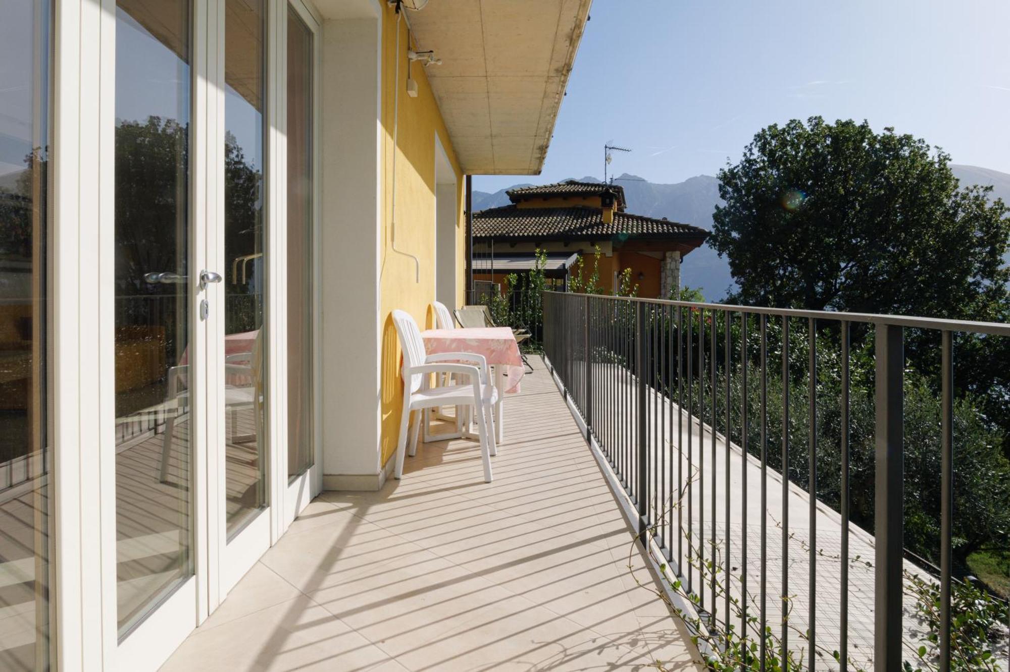 Casa Navla' Appartamenti "Ulivi"- "Fiori" -"Velieri"-"Luna"-"Nido"-"Taverna" Tignale Exterior photo