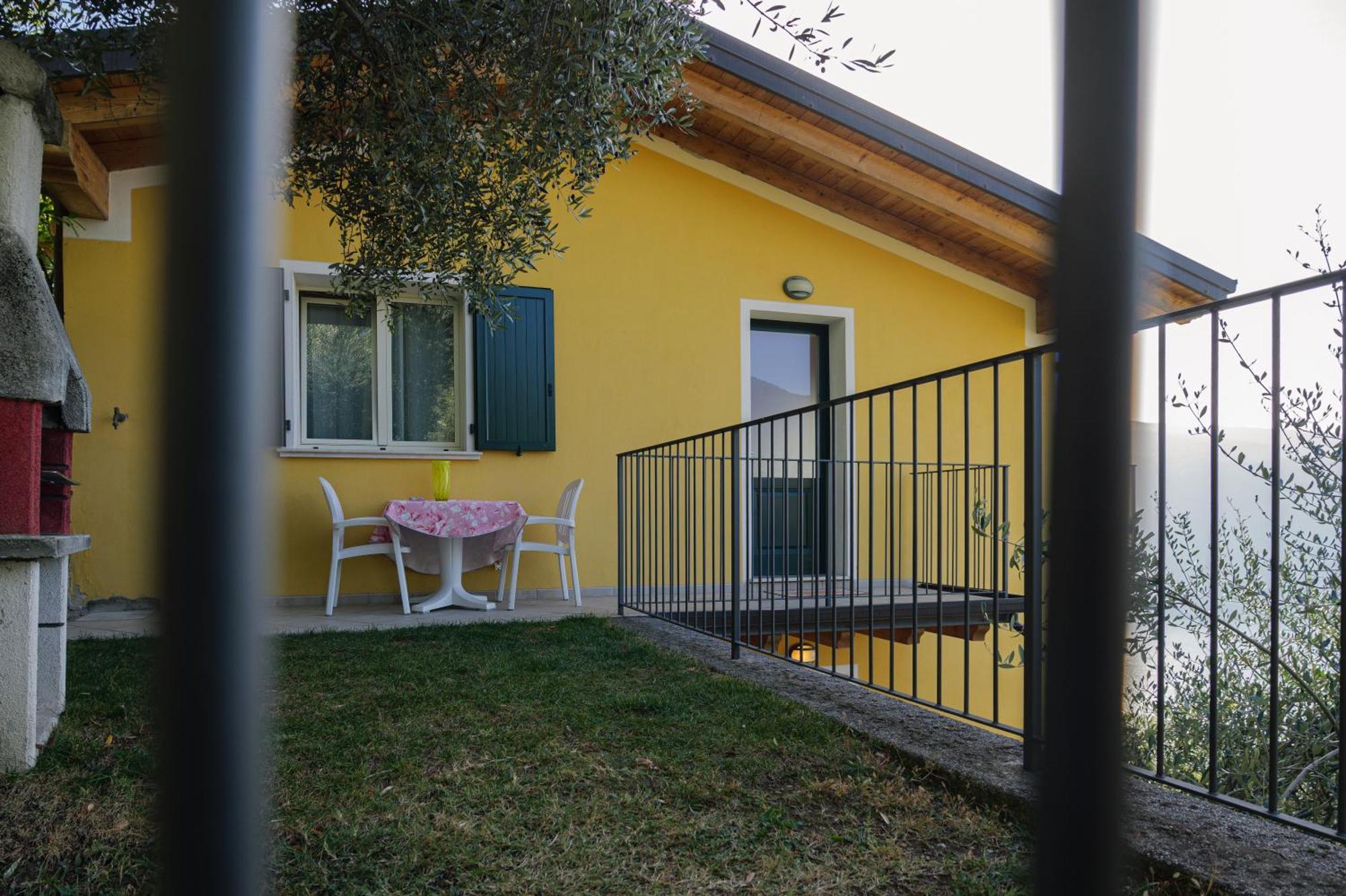 Casa Navla' Appartamenti "Ulivi"- "Fiori" -"Velieri"-"Luna"-"Nido"-"Taverna" Tignale Exterior photo